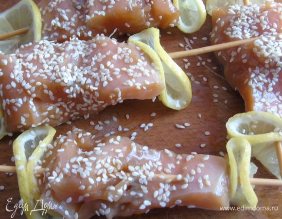 Обсыпаем рыбу кунжутными семенами.