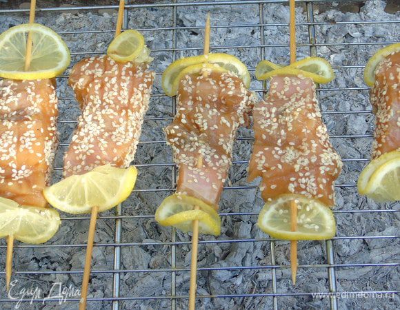 Жарим на углях умеренного жара до тех пор, пока кунжут не подрумянится. Это примерно 3-4 минуты. 