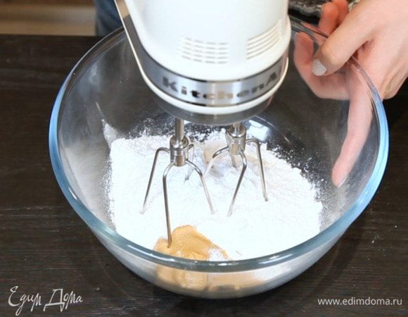Взбить до однородности сыр с арахисовой пастой и сахарной пудрой.