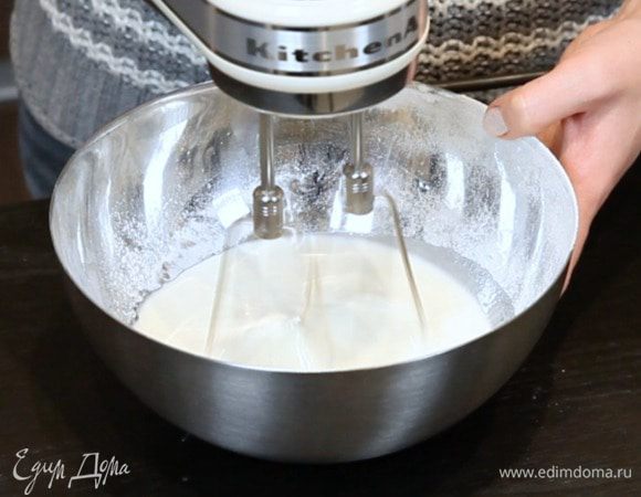 Отдельно взбить 250 мл жирных сливок до плотных пик.