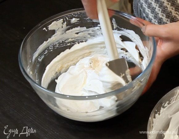 Аккуратно вмешать сливки в арахисовую основу. Оставить 4 ст.  л. взбитых сливок для украшения.