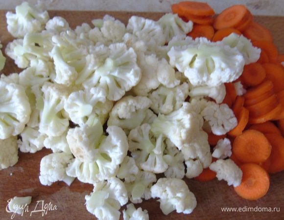 Капусту разобрать на соцветия, морковь очистить и тонко нарезать колечками, чеснок если крупный то разрезать на 4 части, если мелкий то на 2.