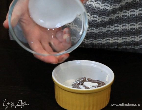 Шоколад соединить с жидкими сливками (4 ст. л.) и растопить на водяной бане или в микроволновке.