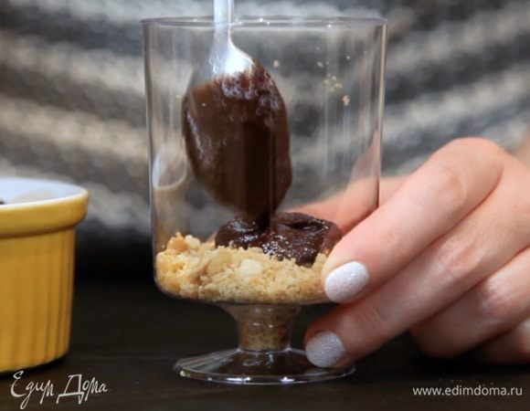 Затем выложить шоколадный соус в формочки поверх печенья.