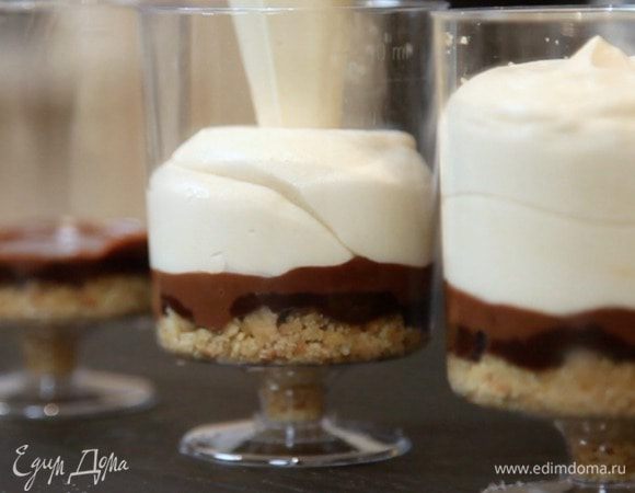 С помощью кондитерского мешка или ложки выложить в формы сырную основу.