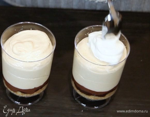 Украсить сверху взбитыми сливками.