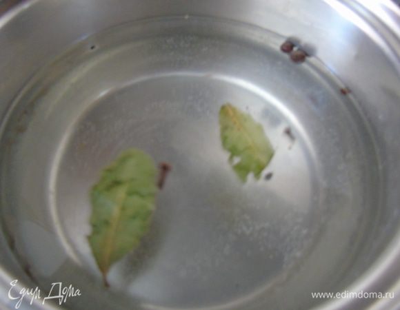 Воду налить в сотейник, добавить соль, сахар, приправы и довести до кипения.