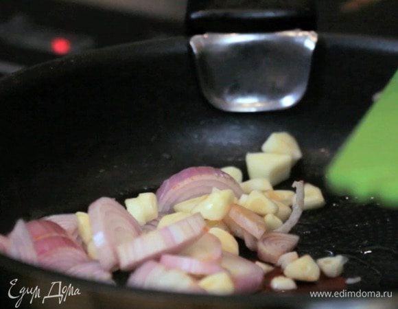 Обжарить лук и чеснок до мягкости пару минут.