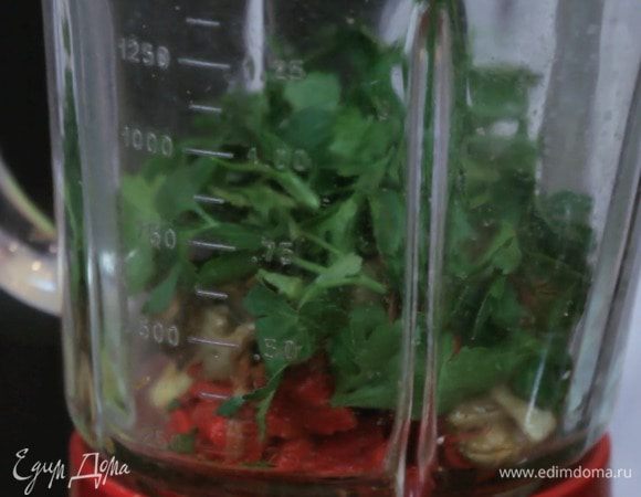 Взбейте все ингредиенты в блендере до однородной пасты. И закуска готова.