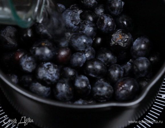  В сотейнике объединить голубику, мед и воду. На медленном огне довести до кипения, на это понадобится около 10 минут. Переложить массу в блендер и сделать пюре.