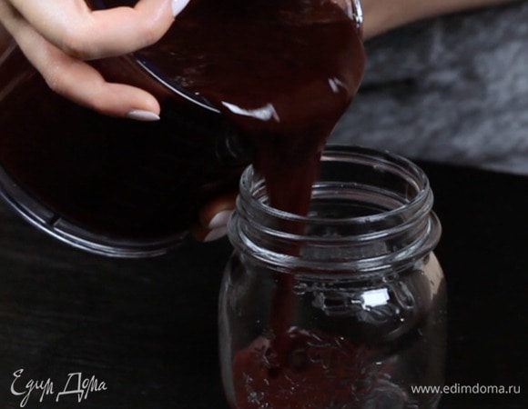 Переложить в емкость, хранить в холодильнике около недели.