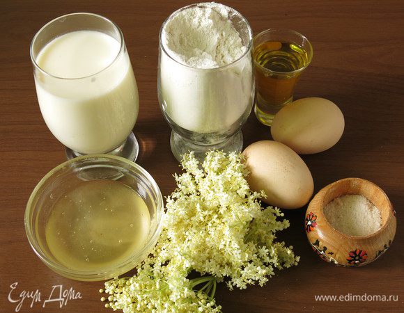 Подготовим соцветия бузины, молоко, яйца, муку, мед, соль, масло. В ингредиентах отсутствуют соцветия бузины — указала цветы цукини.