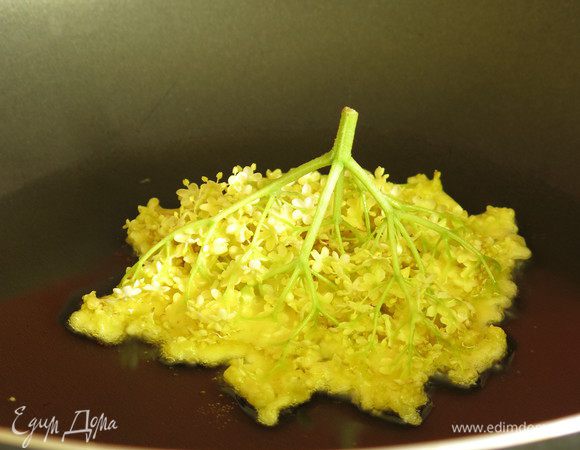 И кладем в разогретое масло.