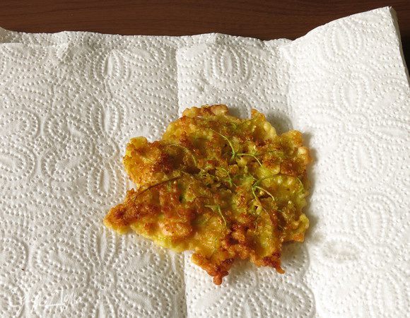 Выкладываем готовые оладьи на салфетку для снятия жира.