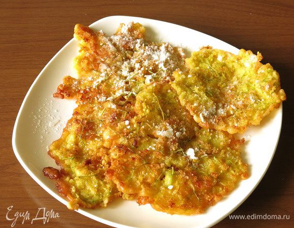 Посыпаем оладьи пудрой.