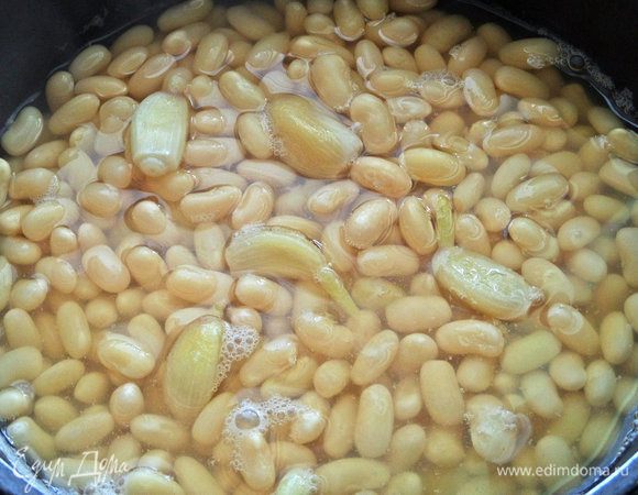 Отварить заранее фасоль с добавлением 3-4 зубчиков чеснока.