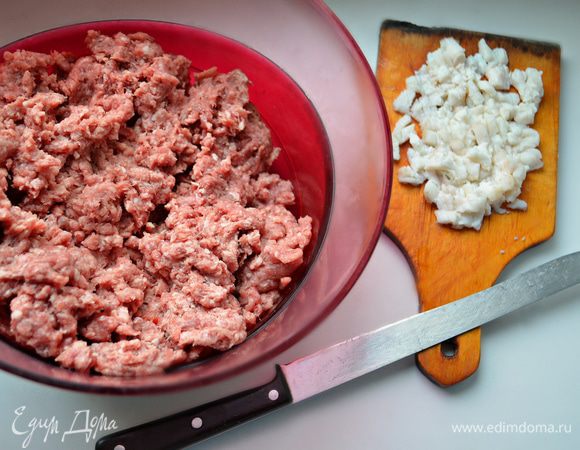 Подготовить фарш. Я использовала 2/3 говяжьего + 1/3 свиного фарша. Сало порезать на маленькие кусочки и добавить в фарш.
