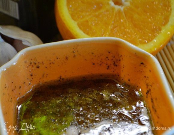 Для маринада смешать чеснок через пресс, красный винный уксус, оливковое масло, сок апельсина, мед. Хорошо размешать до однородного состояния. Добавить корицу, душицу и тмин. Посолить и поперчить по вкусу.