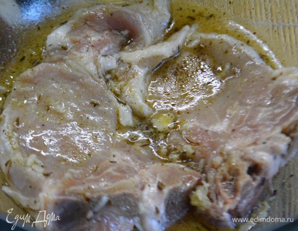 Мясо на кости хорошо помыть и обсушить бумажным полотенцем. Полить мясо маринадом и накрыть пищевой пленкой. Убрать в холодильник промариноваться на 4 часа.