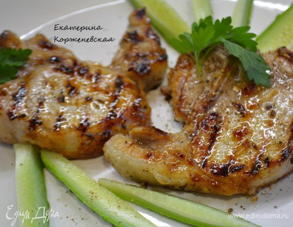 Обжарить мясо на гриле по 4 минуты с каждой стороны.