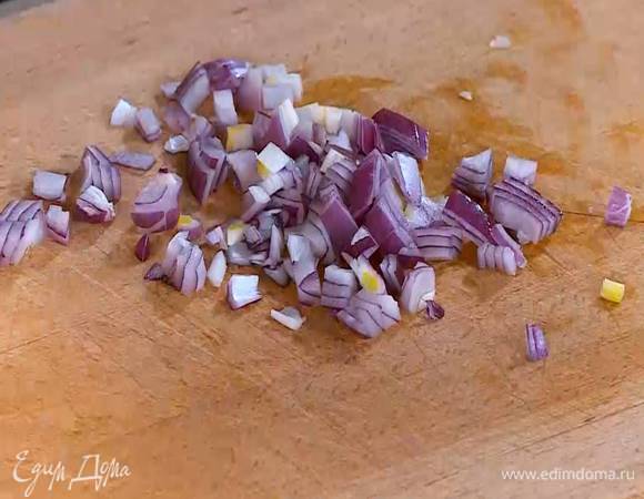 Красный лук почистить и мелко порезать.