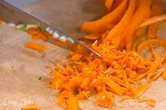 Морковь почистить и нарезать тонкими полосками, затем мелко порубить (можно просто натереть на терке), выложить в сковороду с овощами, все посолить и перемешать.