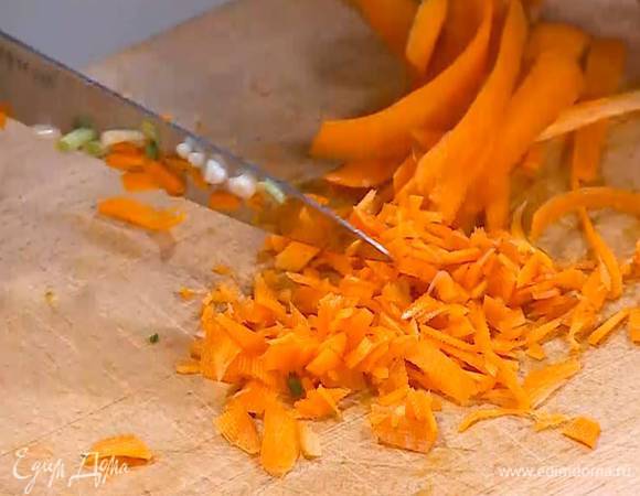 Морковь почистить и нарезать тонкими полосками, затем мелко порубить (можно просто натереть на терке), выложить в сковороду с овощами, все посолить и перемешать.