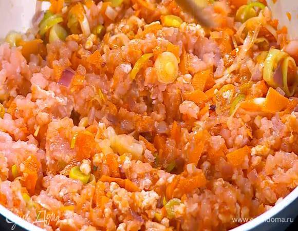 Добавить фарш и, постоянно помешивая, обжарить так, чтобы он посветлел.