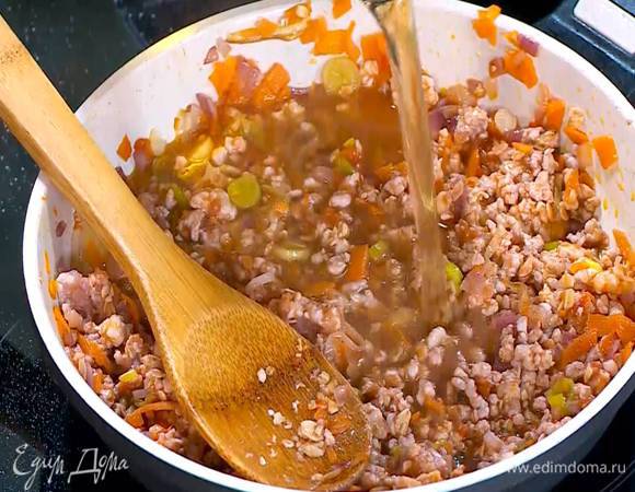 Всыпать геркулес и, перемешивая, обжаривать минуту, затем влить вино, овощной бульон, все перемешать и обжаривать еще пару минут.