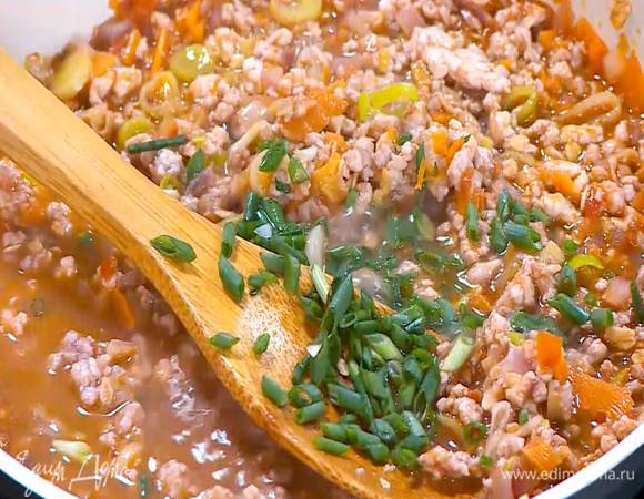 Зеленый лук мелко порезать, добавить к фаршу с овощами и посолить, затем влить вустерширский соус, все поперчить и дать выпариться лишней жидкости.