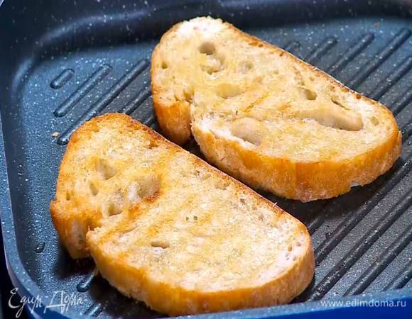 Хлеб сбрызнуть оставшимся оливковым маслом и обжаривать на разогретой сковороде-гриль с двух сторон до появления румяных полосок.