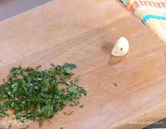 Кинзу мелко порубить.