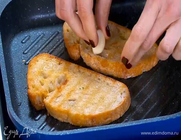 Второй зубчик чеснока почистить, разрезать пополам и натереть им обжаренные гренки.