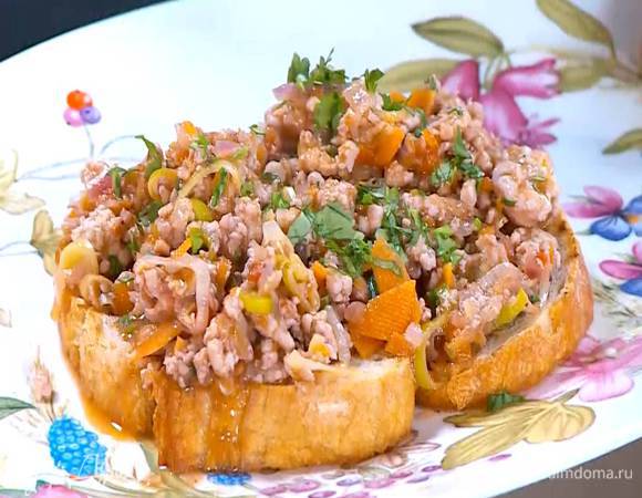 На гренки выложить фарш с овощами и посыпать кинзой.