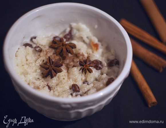Рис развариваем как и на обычную молочную кашу, но минут за 5-10 до конца варки вливаем кокосовое молоко и засыпаем изюм.

Варим до готовности, оставляем настояться чуть-чуть и подаем.

P.S.: Можно обычное молоко заменить в большей пропорции на кокосовое или кокосового чуть меньше взять.

Соль и сахар добавляйте по вкусу. Не стала указывать в списке ингредиентов.