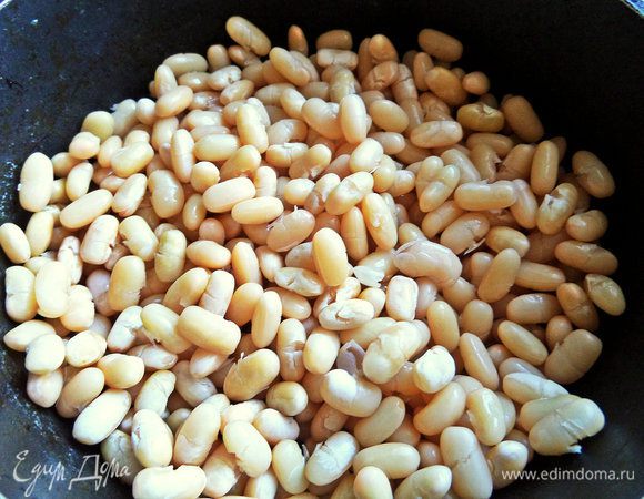 Слить воду с чесноком с фасоли. Нам хватит одного стакана готовой.