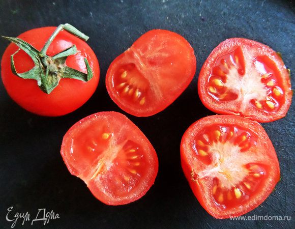 Черри нарезать можно с кожицей. 