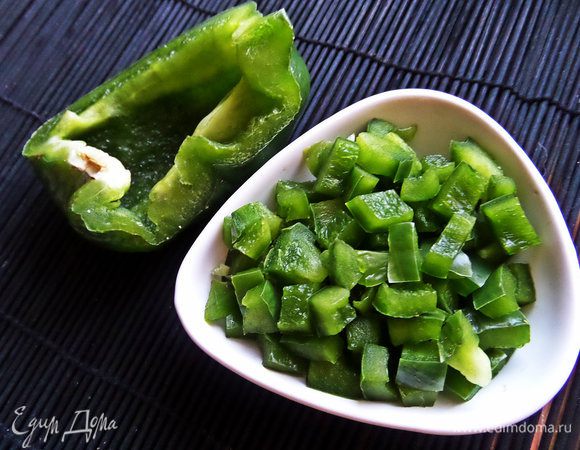 Перец свежий тоже чистим, нарезаем кубиками.