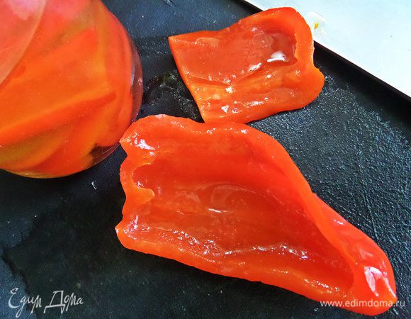 Красный перец был дома маринованный, вынимаем ломтики из рассола, даем стечь и делим на кусочки помельче. Рецепт маринования очень простой вот тут: http://www.edimdoma.ru/retsepty/59946-marinovannyy-perets