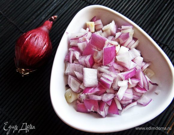 Красный лук мелко нарубить.