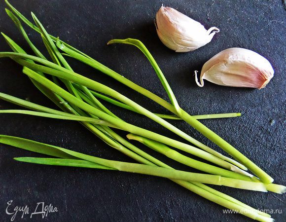 Чеснок использовала ростки, но можно и зубчик взять. Ростки нежнее по вкусу.