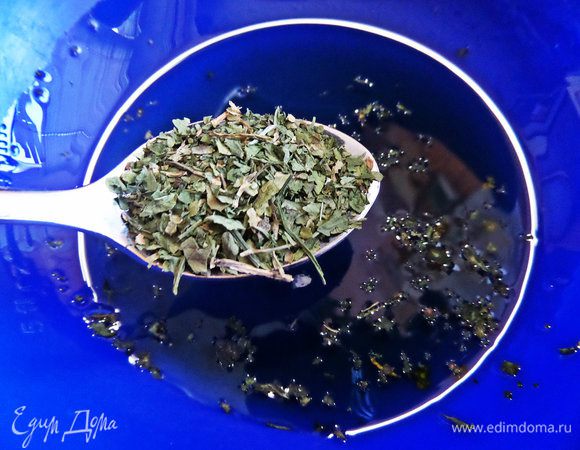 Делаем заправку. Смешиваем растительное масло и сухую зелень.