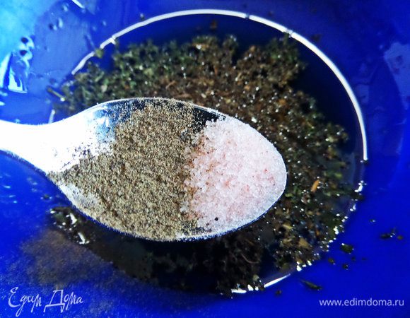 Соль и перец по вкусу. Перемешиваем.