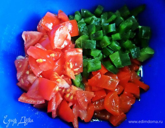 Высыпаем туда овощи.