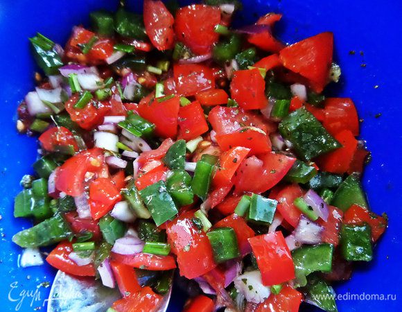 Обволакиваем заправкой.