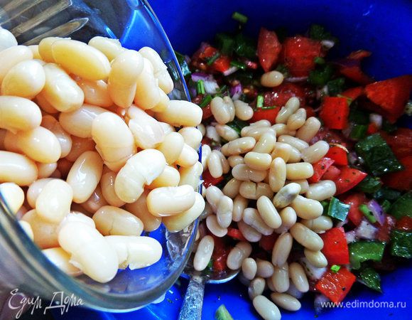 Высыпаем наконец фасоль, снова смешиваем.