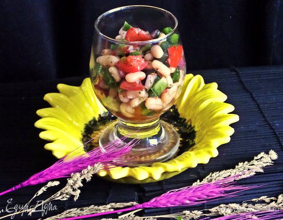 На праздник красиво сальса будет смотреться в бокале. Удобно разложить и поставить в холодильник до торжества на пару часов, пропитается и станет только вкуснее!