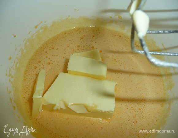 Яйца взбить с сахаром, ванильным сахаром, добавить мягкое сливочное масло. 