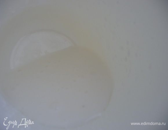 Готовим глазурь. Белок взбить с сахарной пудрой.