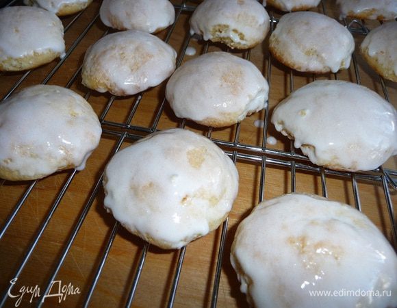 Готовые пряники сразу обмазать сверху глазурью с помощью кисточки, выложить на решетку, чтобы подсохли. 